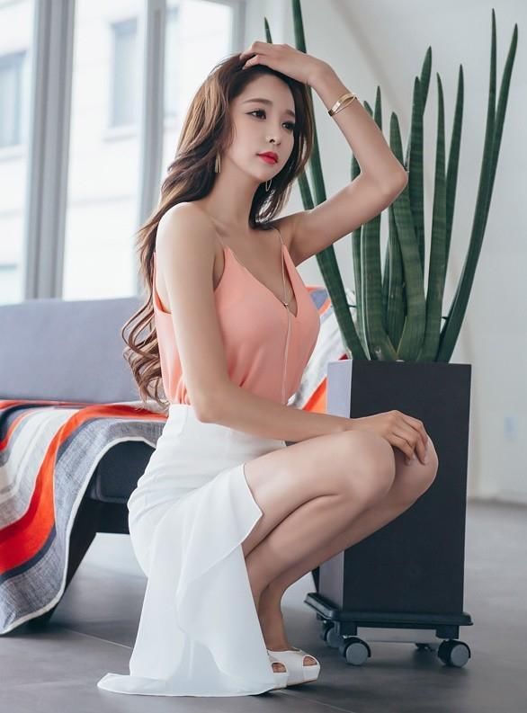 韩国人气美女穿深v吊带配包臀短裙，美腿修长拍性感居家写真！