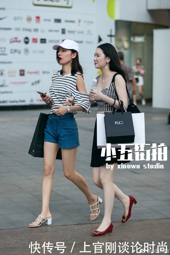 路人街拍:的肉嘟嘟小姐姐白色T恤配灰色紧身裤,秀出玲珑身材!