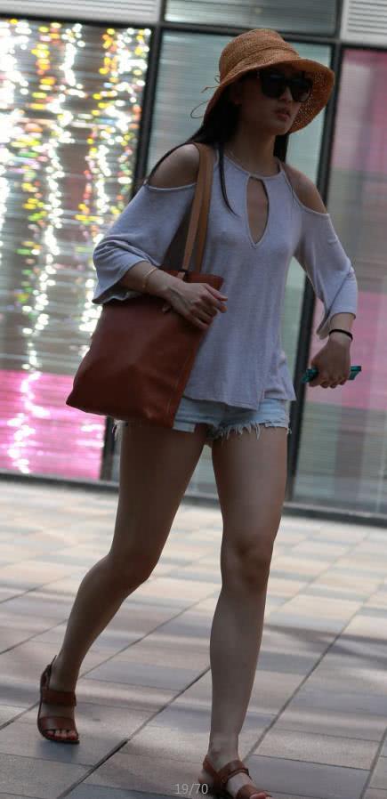 草帽小姐姐深VT桖穿出秀丽好身材，白皙纤瘦的双腿很吸睛