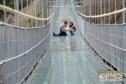世上最长全透明玻璃桥开放!美女吓尿说：谁背我过去，就嫁给他！