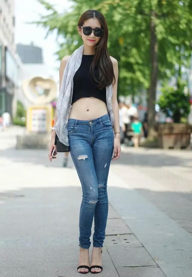 端庄得体的打底裤小姐姐性感别致，十分美艳动人，令人赏心悦目！