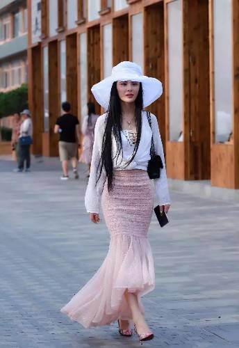 路人街拍，小姐姐穿着靓丽而时尚，身材丰满而高挑，气质温婉！