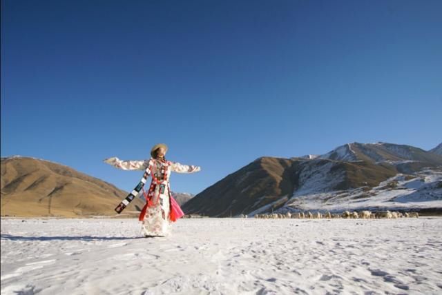 卓玛，舞在岗什卡的雪原上