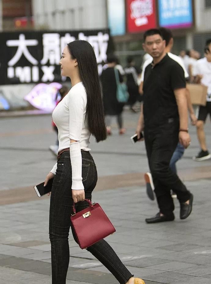  「漂亮」纯白蛋糕裙甚是漂亮，颜色很衬托气质，有种韩国风的感觉