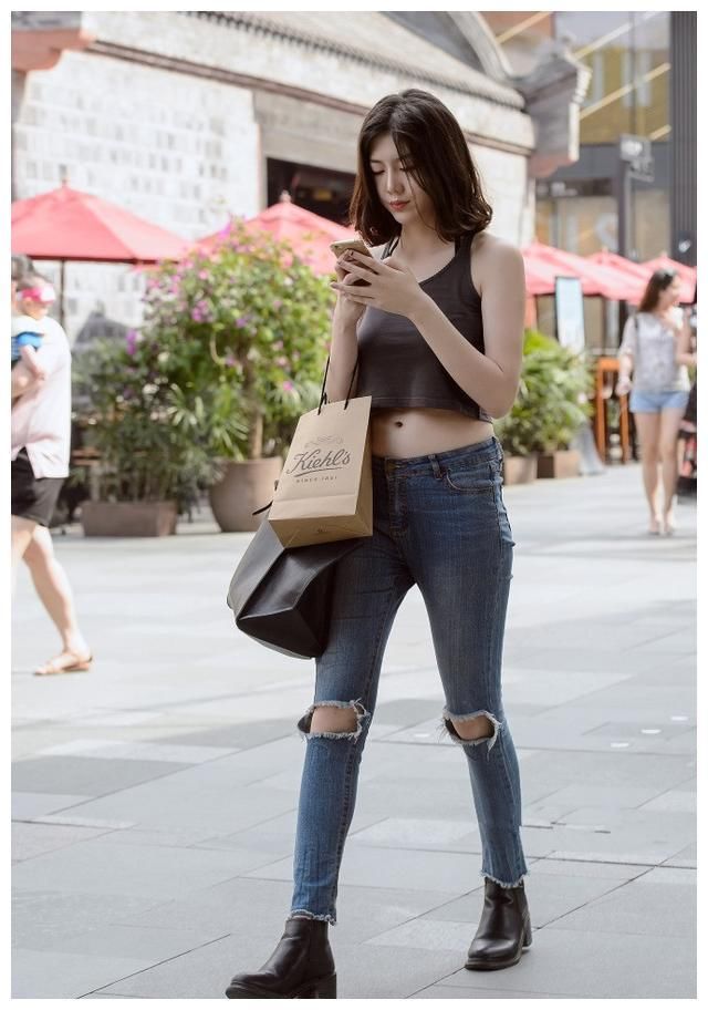 街拍：图1活力百褶裙，图2露肩上衣，图3气质清冷宛如初恋！