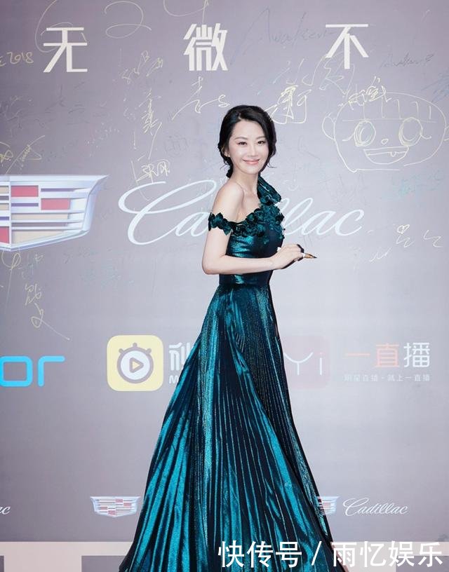 许晴出席活动，穿半露肩百褶裙清纯如少女，真不像快50岁的女人！