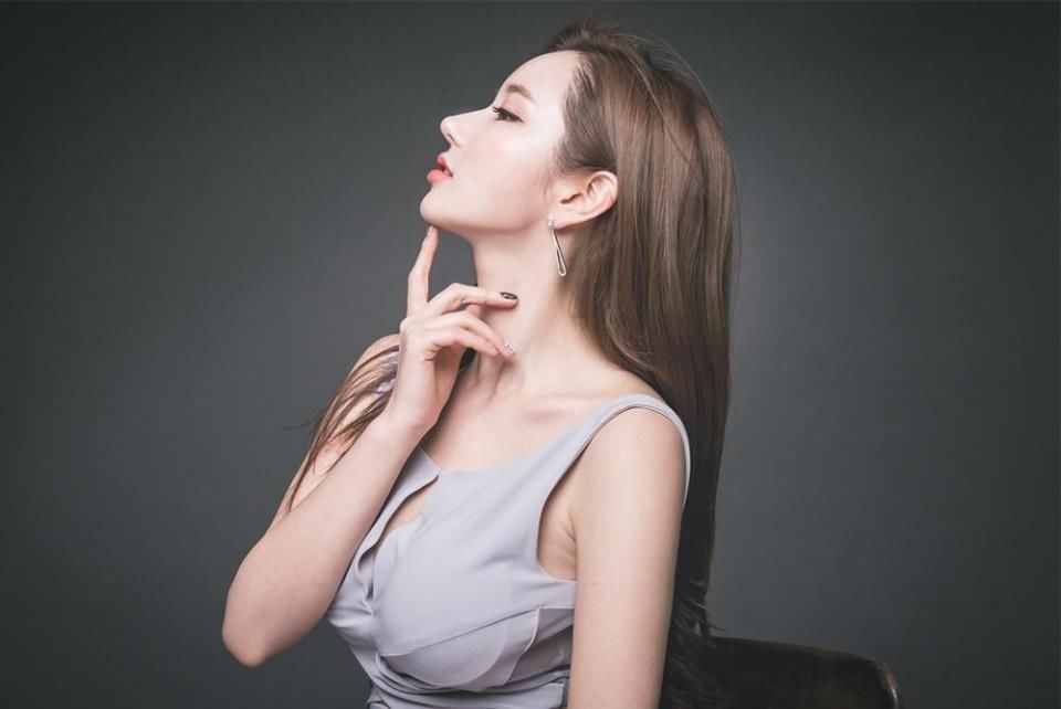 裸背翘臀气质女神,丰乳翘臀性感艺术写真！