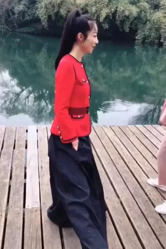 韩雪这条裤子真辣眼睛！可以塞下5个韩雪，170的身高秒变矮人！