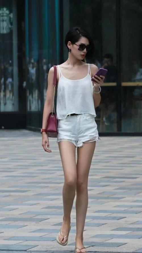 高挑优雅的紧身裙小姐姐显现窈窕美女的姿态，回头率百分百！