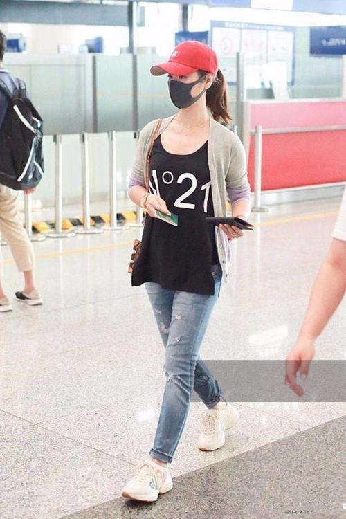 林心如穿牛仔裤成时尚灾难，跟穿裙子的她，判若两人！