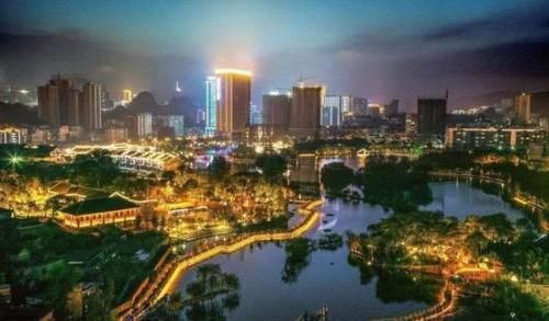  我国：曾是我国最“穷”省份之一：如今却成功逆袭，高铁飞机全