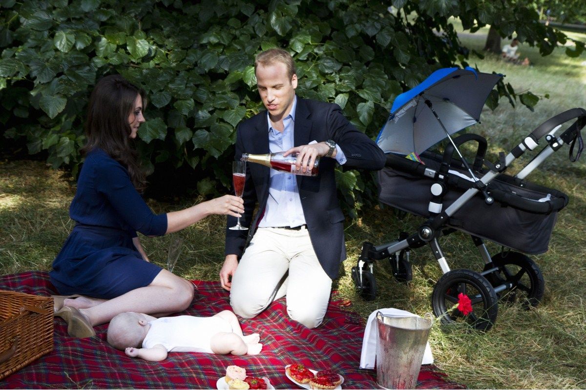 37岁的凯特王妃:轻吐舌头扮可爱，相比西班牙王妃双腿更白皙!