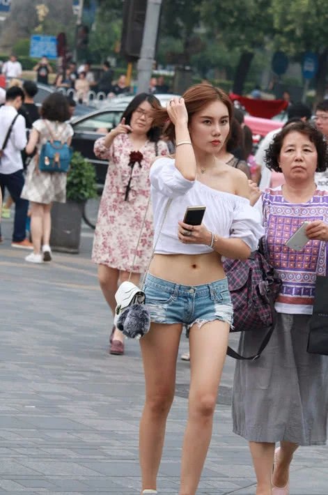 超短牛仔裤搭配一字肩，大胆奔放的性格，很多阿姨都接受不了