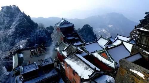 武当山长明灯600年不灭，专家都没研究明白，却被游客道破缘由