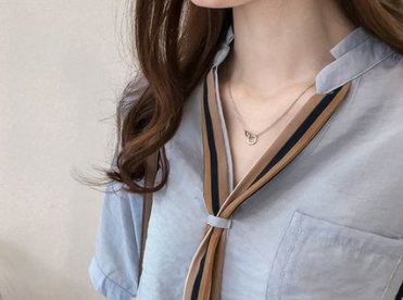 把长裙都比下去的“气质T恤”，搭配短裤+小白鞋，美嫩到不行