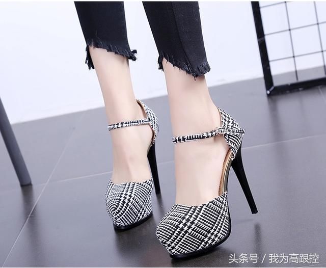 内置防水台与一字扣搭配的性感高跟鞋，即高挑又性感