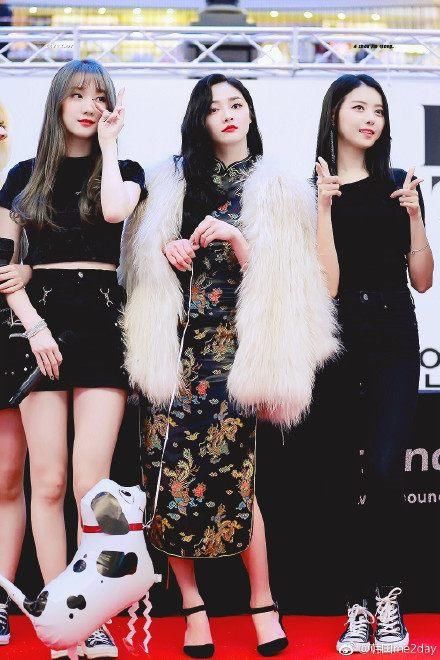 周洁琼与鞠婧祎同穿旗袍，同秀身材，网友：气质差距不止一点儿