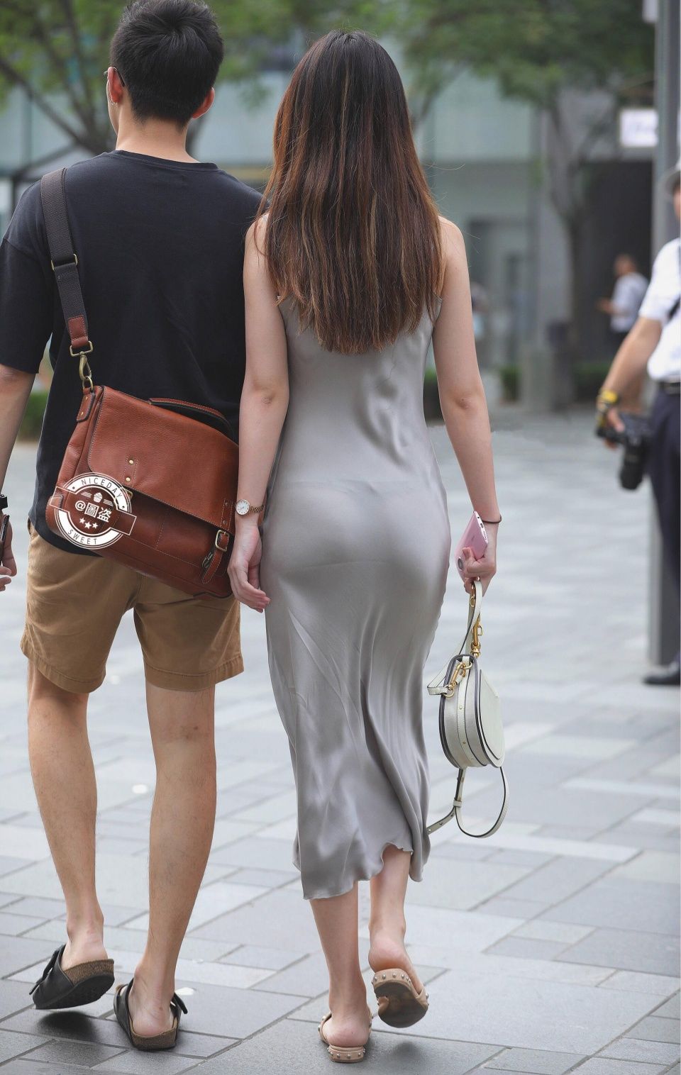 美女姐姐的吊带裙如丝般顺滑，苗条的身材前凸后翘好诱人