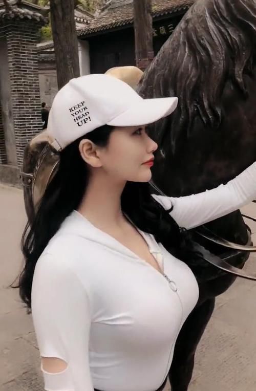 「美女」穿上紧身衣的美女,塑造出很有女人味的形象