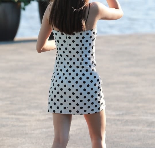 小姐姐有着一头金黄色的头发，长长的直发，显得整个人好像女神一