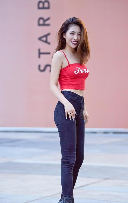 街拍：初秋的天气微凉，丝毫挡不住美女们追求时尚的心！