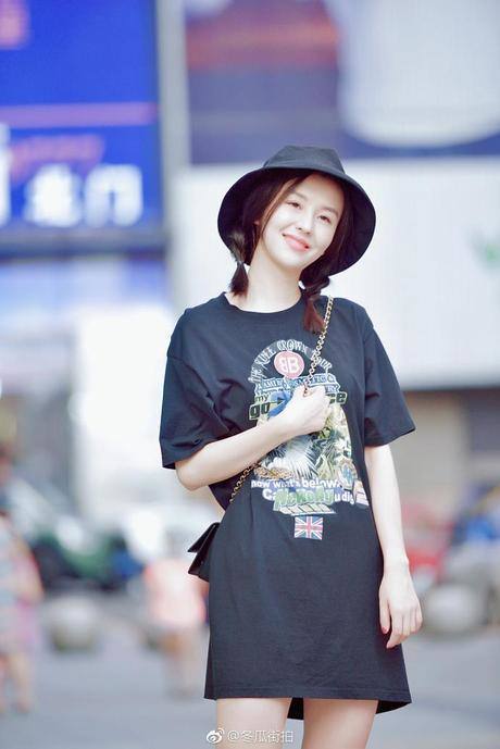 街拍：吊带裙无时无刻的展现迷人风情，穿吊带裙的小姐姐美了美了