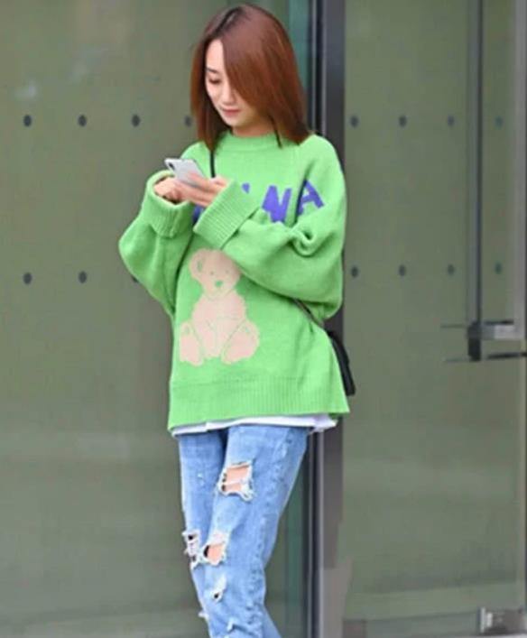 「富有」街拍:短发美女,个性穿搭美丽而富有气质,亲和力十足