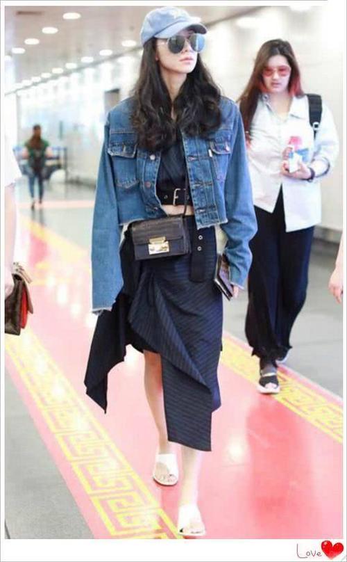 韩雪机场变秀场,短T配长裙优雅炫腹,网友:好想量一量她的腰围