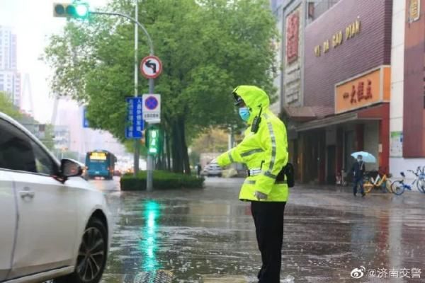  「坚守岗位」保畅通促安全！山东交警雨中执勤尽职责，坚守岗位保平安！