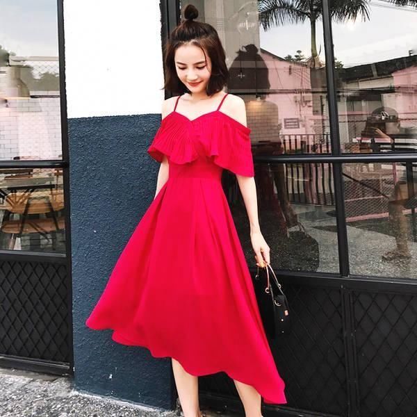 妩媚香肩优雅露，一字领连衣裙来助攻