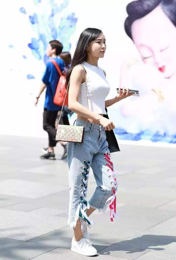 夏天小姐姐穿肉色丝袜更吸引人，有一种原始的魅力!