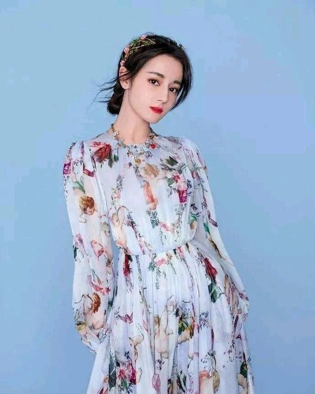 26岁热巴穿碎花裙惊艳，不料这次却输给了31岁的赵丽颖