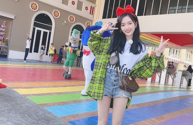 【同款】吴宣仪赵露思不愧是“初恋系艺人”，同款衬衣穿出不同美感！心动