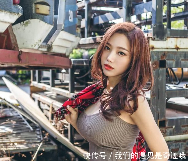 街拍：清纯迷人长腿的美女，曲线丰腴,怎么穿都能自带女神气息