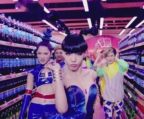  小商@吴莫愁沦落跑小商演，面露苦色尴尬带气氛，昔日顶流歌手太窘迫