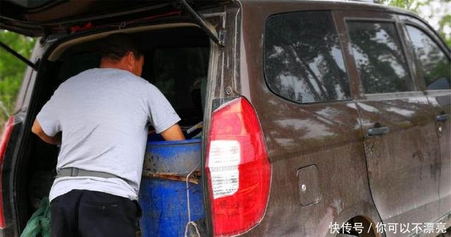  众人|农村大集现“吸血水生物”，众人吓得往后退，鱼贩却拿它当