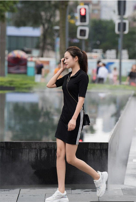 『小美女』街拍:清纯小美女身材出众,黑色连衣裙搭配白色运动鞋,御姐范十足