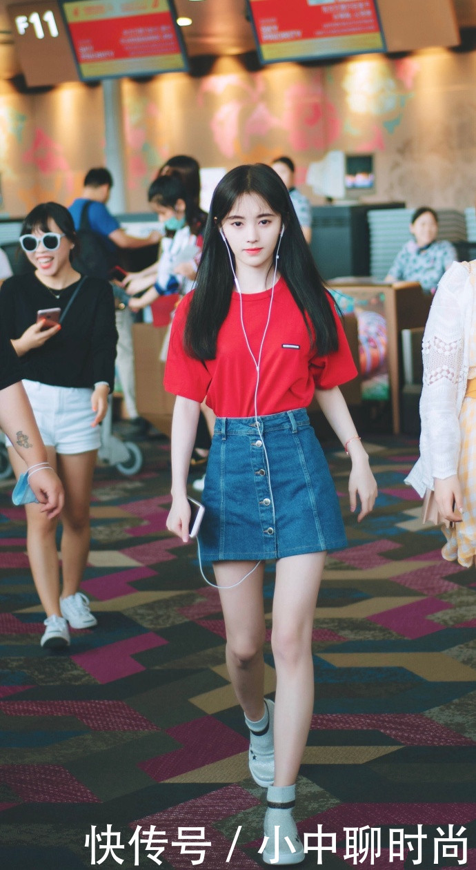 鞠婧祎红T配短裙现身,大长腿藏不住,网友:谁说她腿短了?!