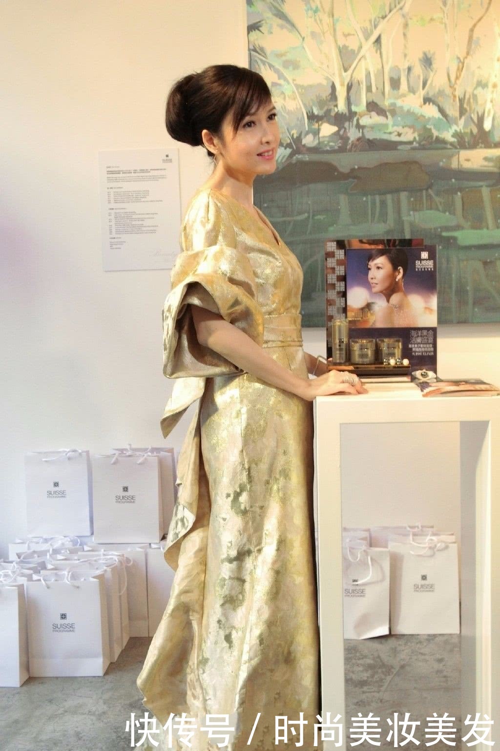 50岁周慧敏太狠了！裙子提到胸口处，衬衫都被挤变形了！