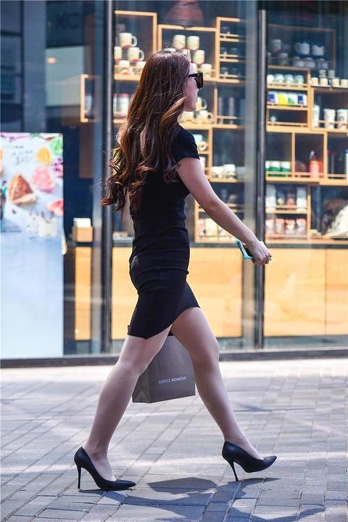 街拍身材曲线美，看姑娘侧影与背影