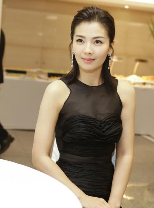 明星活动穿礼服，刘涛显高雅，蒋欣的环保，桂纶镁透着霸气