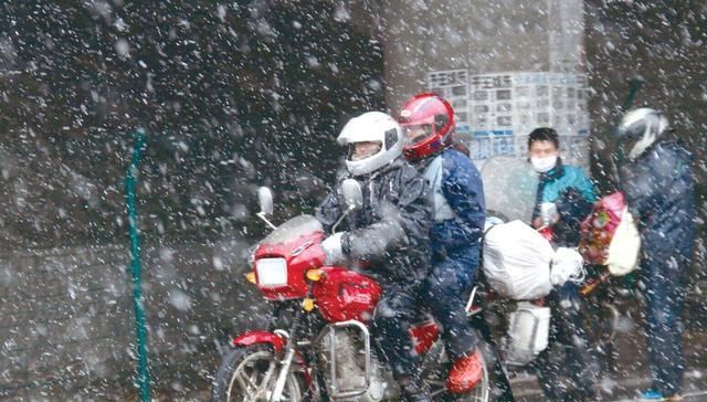  #春运期间#春运怪象：明明有火车，农民工为啥要骑摩托车回家过