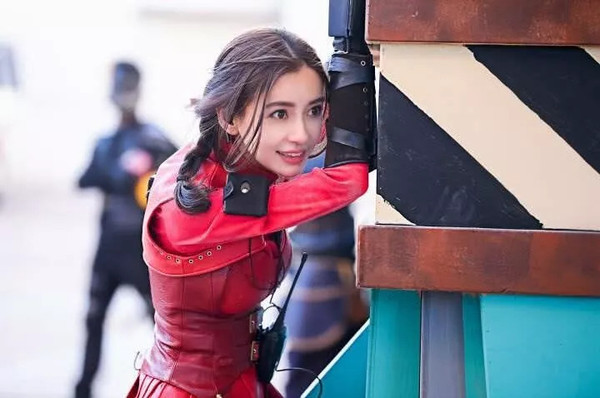 两个小揪揪的唐艺昕看起来最多18！