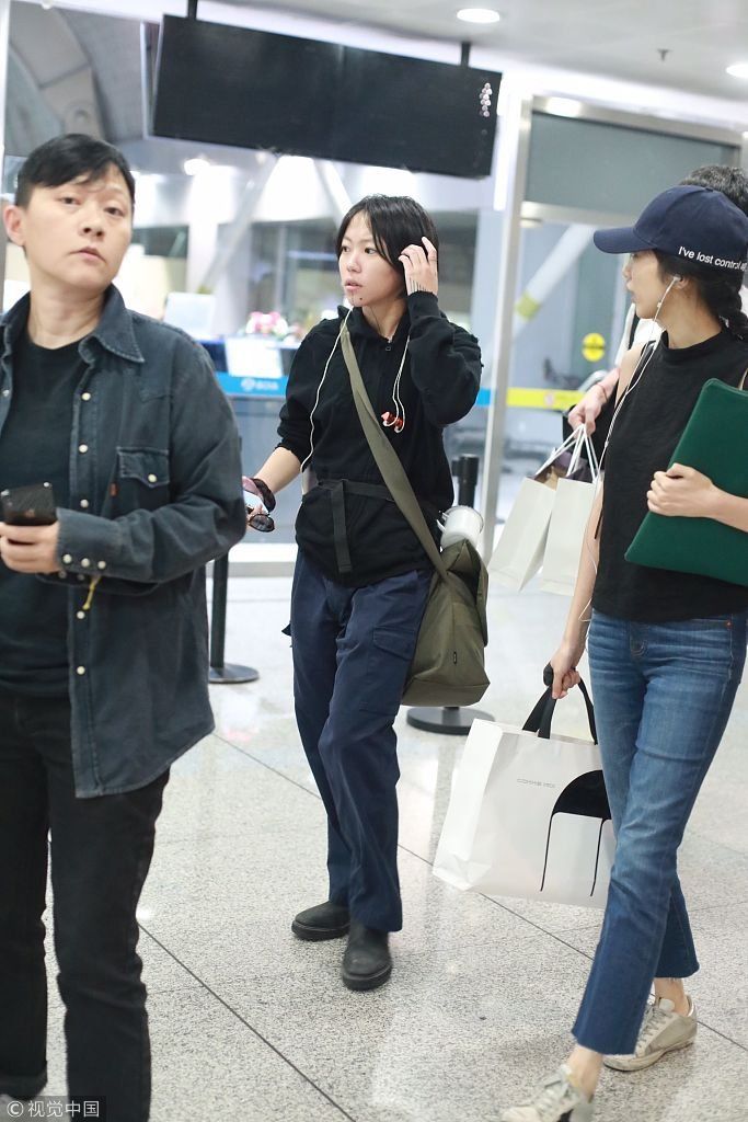 窦靖童腰挂搪瓷缸头发似三天没洗 双手叠放身前抿嘴露纹身