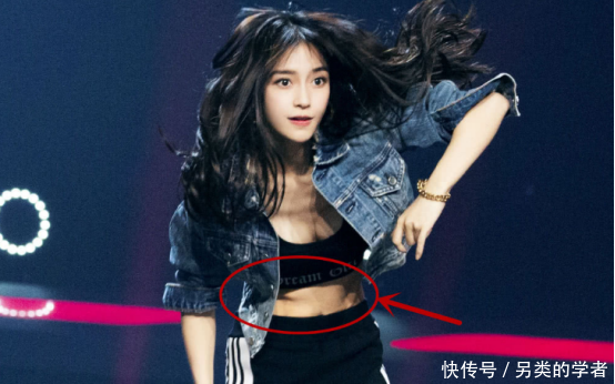 被杨颖的腹肌给吓到了，一直有点微胖的她，这下可以穿得很惊艳了