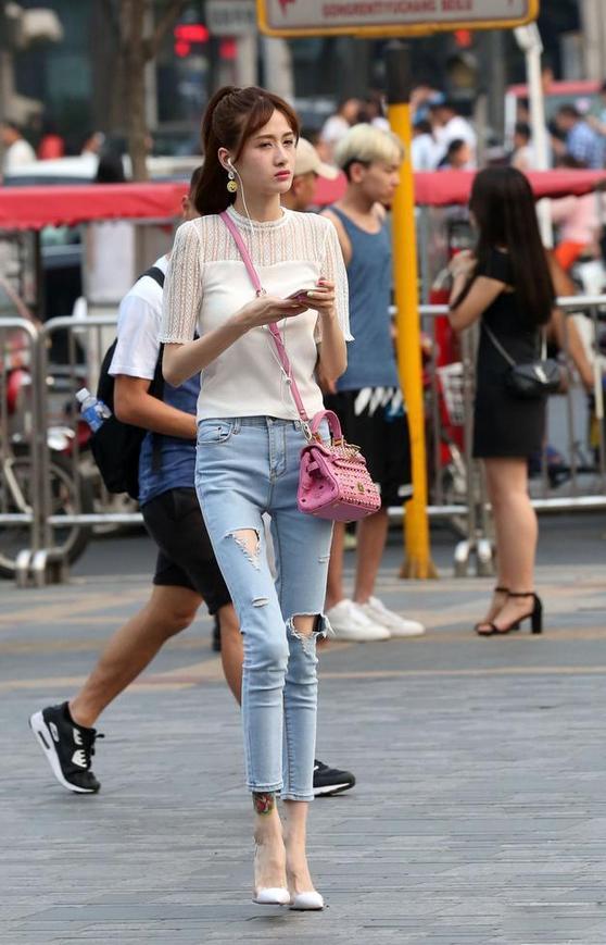 高跟鞋美拍：透明白色拼接高跟鞋，穿上使足弓和脚背更显曲线优美