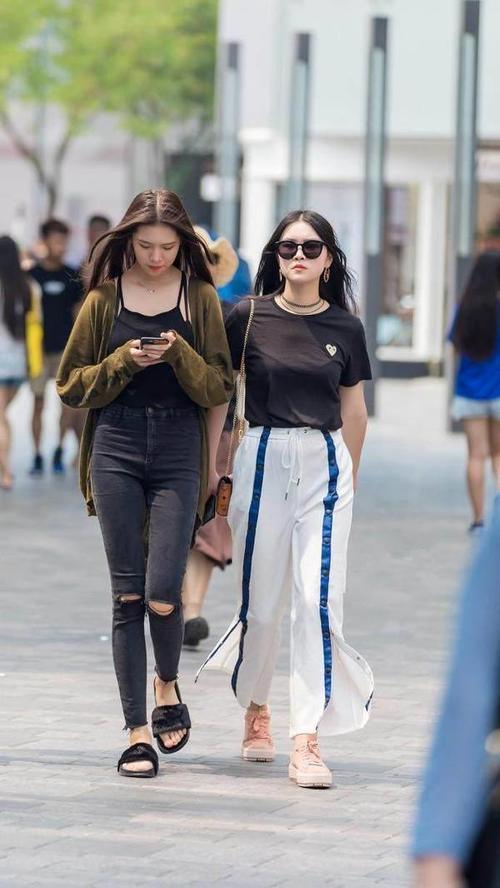 国内街拍 美女小姐姐身段柔美颜值高 娇俏韵味刚刚好 图二是亮点