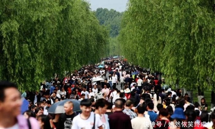60万游客挤爆西湖，小伙伴们都被挤“哭”了，游客：我想回家！