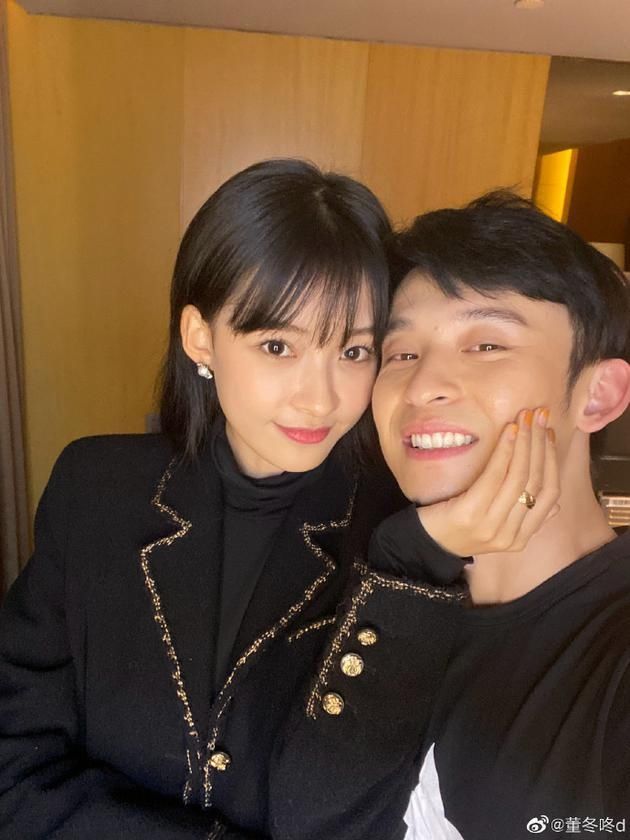 董子健庆生获孙怡甜蜜捧脸杀 调侃好友们是电