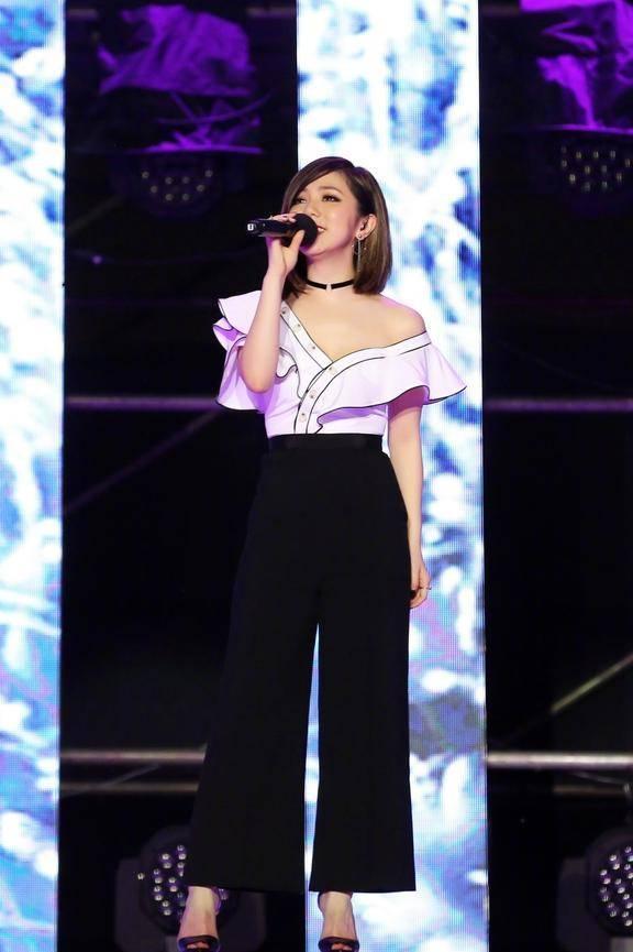 邓紫棋胆太肥！深V裙开叉到腰，网友：比穿皮裤美多了